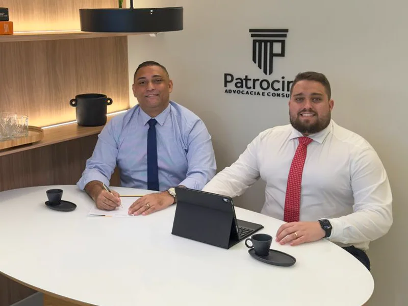 Advogada atendendo cliente gestante